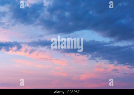 Rosa e blu cielo all'alba, lilla blu del cielo al tramonto Foto Stock