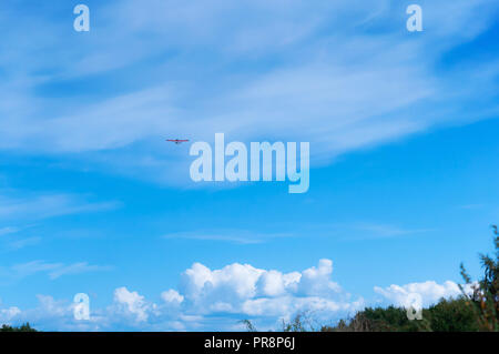 Aliante in cielo, un piccolo velivolo vola nel cielo blu Foto Stock