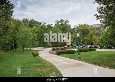 Settembre 22, 2018 Bloomington, Indiana: uno dei leggendari orologi rosso sul campus dell'Università dell'Indiana Foto Stock