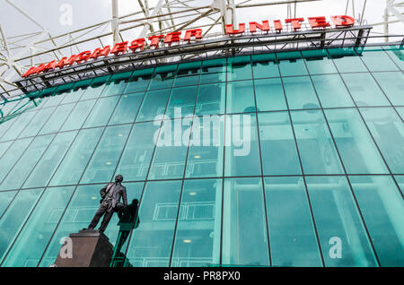 Sir Matt Busby statua al di fuori di Old Trafford, casa del Manchester United Football Club, England, Regno Unito Foto Stock