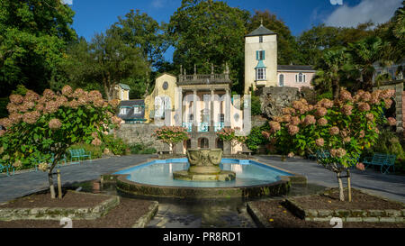 Varie scene su una calda giornata di sole intorno al villaggio di Portmeirion in Galles Foto Stock