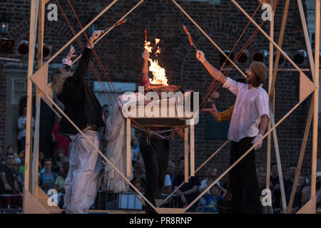 Cracow Polonia - Luglio 7, 2018: prestazioni di schiuma giorni eseguita dal teatro Enigineering AKHE a 31 Street - Festival Internazionale di Street T Foto Stock