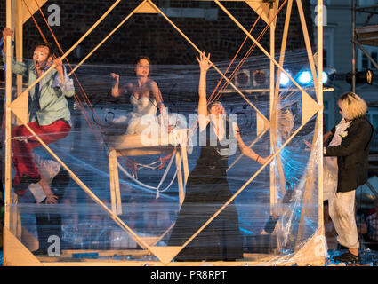 Cracow Polonia - Luglio 7, 2018: prestazioni di schiuma giorni eseguita dal teatro Enigineering AKHE a 31 Street - Festival Internazionale di Street T Foto Stock