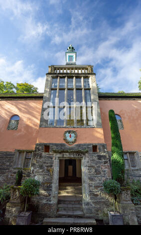 Varie scene su una calda giornata di sole intorno al villaggio di Portmeirion in Galles Foto Stock