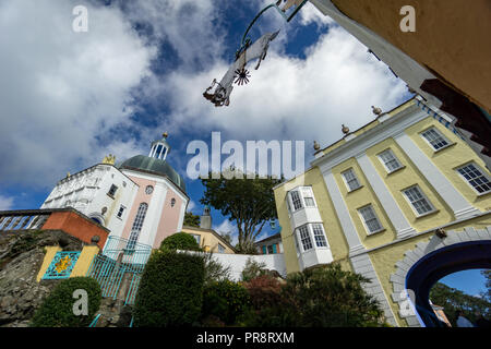 Varie scene su una calda giornata di sole intorno al villaggio di Portmeirion in Galles Foto Stock