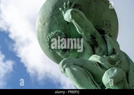 Varie scene su una calda giornata di sole intorno al villaggio di Portmeirion in Galles Foto Stock