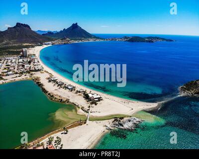 Bahia e tetakahui hill in bahia accanto al deserto in San Carlos, Sonora, Messico. Golfo di California. Mare di Cortes. Mar Bermejo, si trova tra Foto Stock