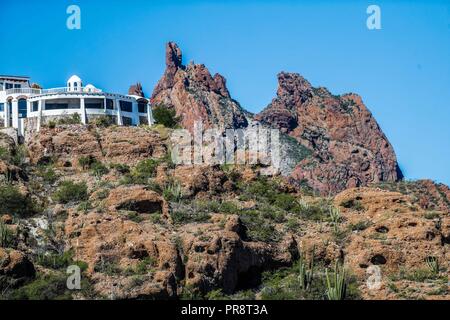 Bahia e tetakahui hill in bahia accanto al deserto in San Carlos, Sonora, Messico. Golfo di California. Mare di Cortes. Mar Bermejo, si trova tra Foto Stock