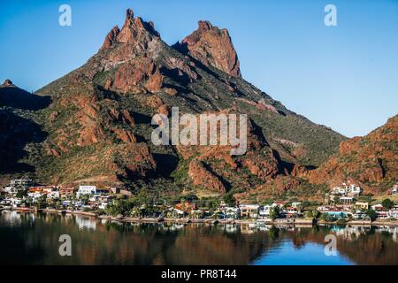 Bahia e Tetakahui hill in bahia accanto al deserto in San Carlos, Sonora, Messico. Golfo di California. Mare di Cortes. Mar Bermejo, si trova tra Foto Stock