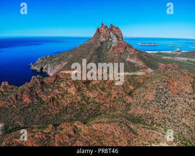 Bahia e Tetakahui hill in bahia accanto al deserto in San Carlos, Sonora, Messico. Golfo di California. Mare di Cortes. Mar Bermejo, si trova tra Foto Stock