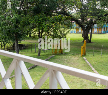 Biran, Cuba - 1 Settembre 2017: vista da Fidel Castro nella sua casa di famiglia. L'estate hotel utilizzato per gli ospiti possono essere visti sullo sfondo. Foto Stock