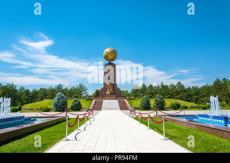 Monumento monumento di indipendenza e la Beata Madre a Piazza Indipendenza a Tashkent, Uzbekistan. Foto Stock