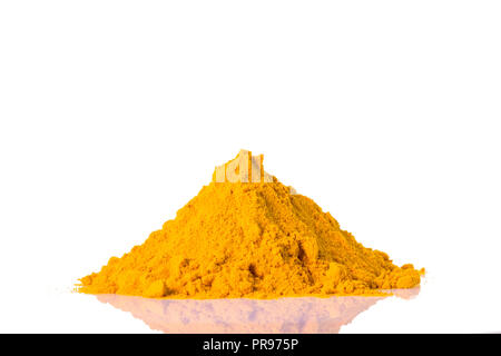 Cumulo di curcuma curcuma spice isolato su sfondo bianco con riflessioni Foto Stock