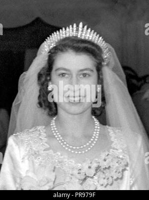 File foto datata 20/11/1947 della Regina Elisabetta II di lasciare l'Abbazia di Westminster dopo il suo matrimonio cerimonia indossando la Queen Mary's Fringe Tiara. La principessa Eugenie potrebbe seguire le orme della madre, Sarah Ferguson, duchessa di York e indossare il York diamond tiara il giorno delle nozze. Foto Stock