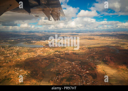 Il paesaggio del Madagascar nei pressi di Antananarivo sean da un piano Foto Stock