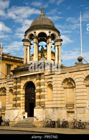 L'entrata del Queens College su High Street a Oxford, Inghilterra, Oxford University. La cupola ha una statua di Carol di Ansbach, moglie di Giorgio II Foto Stock
