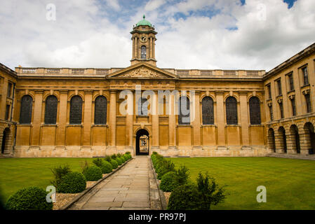 Il Front Quad del Neoclassical Queen's College, Università di Oxford, Oxford, Inghilterra. Foto Stock