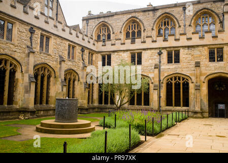 Il giardino e la fontana del chiostro del Christ Church College di Oxford, Inghilterra, con l'iscrizione 'le foglie dell'albero sono per le guarigioni delle Nazioni'. Foto Stock