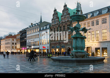 Copenhagen, Danimarca - 6 Novembre 2016: la gente a piedi la cicogna Fontana sulla Piazza Amagertorv. La fontana eretta nel 1894 dal design di Edvard P Foto Stock