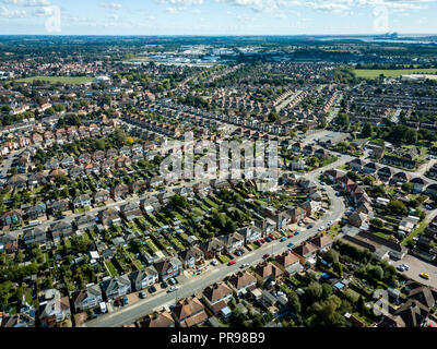 Panoramica verticale vista aerea di case suburbana a Ipswich, Regno Unito. Orwell fiume in background. Bella giornata di sole con lo skyline di blu. Foto Stock