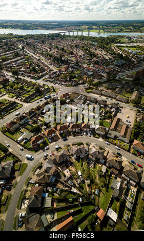 Panoramica verticale vista aerea di case suburbana a Ipswich, Regno Unito. Orwell bridge e il fiume in background. Bella giornata di sole. Foto Stock