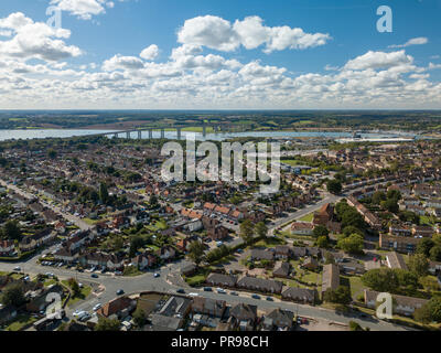 Panoramica verticale vista aerea di case suburbana a Ipswich, Regno Unito. Orwell bridge e il fiume in background. Nizza nuvoloso skyline. Foto Stock