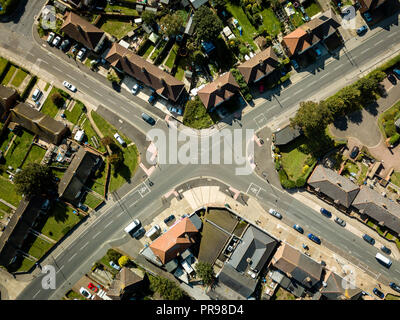 Vista aerea del surburban incrocio nella città di Ipswich, Regno Unito. Bella giornata di sole. Foto Stock