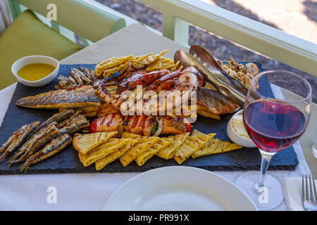 Cena con vino e pesce di mare Foto Stock