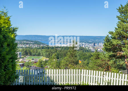 Il Long Range vista di Oslo centrum e Oslofjord, visto dal Hellerud a Oslo, Norvegia. Foto Stock