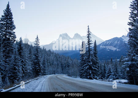 Vista delle Tre Sorelle da Silvertip strada in Canmore, Alberta, Canada. Foto Stock