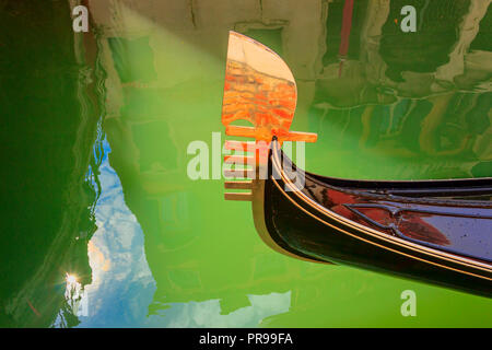 Venezia: riflessioni, luci e colori. Particolare del ferro prua-testa della gondola. Gli ornamenti sulla parte anteriore della gondola rappresentano i simboli Foto Stock