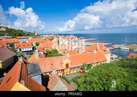 Vista aerea della piccola città - con belle, piccole case - al mare, Gudhjem, Bornholm, Danimarca Foto Stock