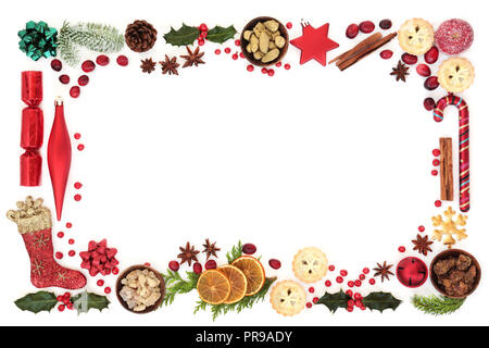 Festa di Natale del bordo dello sfondo con decorazioni, cibo, inverno flora, simboli stagionali e oro, incenso e mirra. Foto Stock