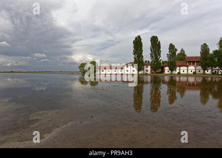 Agriturismo, campi di riso e riflessioni cloud Foto Stock