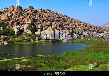 Il fiume Tungabhadra è un fiume in India che inizia e scorre attraverso lo stato di Karnataka durante la maggior parte del suo corso. Posizione nell'immagine è Hampi. Foto Stock