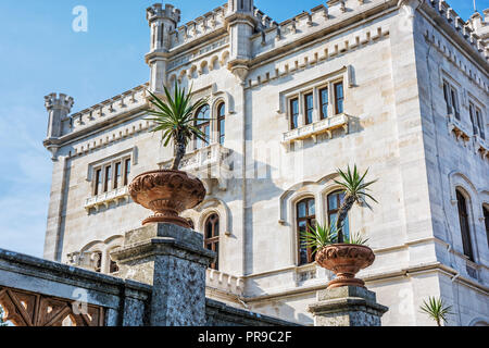 Dettaglio Foto di Castello di Miramare vicino a Trieste, Italia nord-orientale. Destinazione di viaggio. La bella architettura. Foto Stock