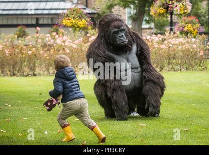 Un ragazzo interagisce con un gorilla di montagna animatronica a grandezza naturale del Turismo Uganda durante il Wildlife & Safari Travel Show al Harrogate Convention di Harrogate, nello Yorkshire. Foto Stock