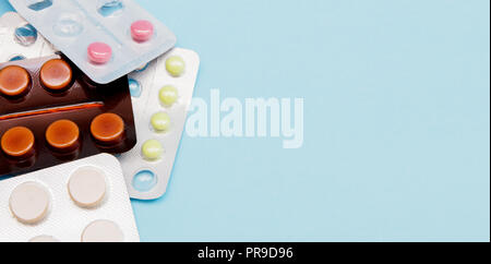 Diversi farmaci: compresse in blister, farmaci farmaci, macro, il fuoco selettivo spazio copia. Foto Stock