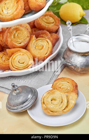 Primo piano di italiano girandola arancione pasticcini, dolci tipici fatti durante il periodo di carnevale. Foto Stock