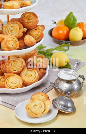 Primo piano di italiano girandola arancione pasticcini, dolci tipici fatti durante il periodo di carnevale da frittura di pasta sfoglia aromatizzata con la scorza di arancia e miele Foto Stock