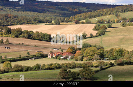 Paesaggio inglese nella valle Hambleden nella Chiltern Hills con casa colonica Foto Stock