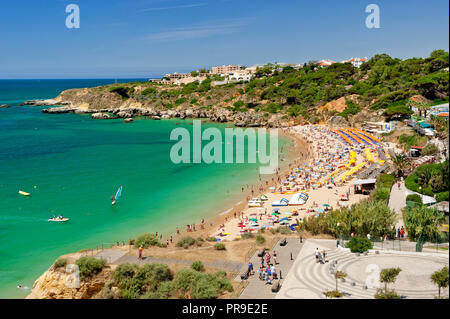 Praia da Oura in estate. Da Clube Praia da Oura, Albufeira, Algarve, PORTOGALLO Foto Stock