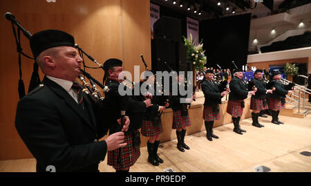 Pipers dalla PSNI band durante il servizio presso il Waterfront Hall di Belfast per la National Police Memorial Day in onore di funzionari di polizia che sono morti o sono stati uccisi nella linea del dazio. Foto Stock