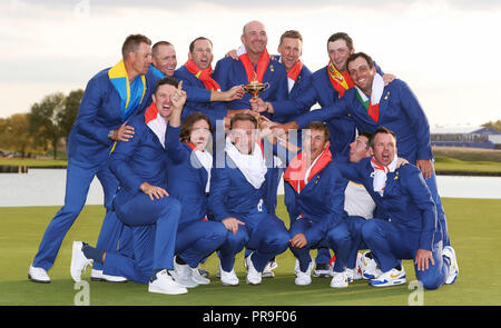 Team Europe (riga superiore e da sinistra a destra) Henrik Stenson, Alex Noren, Sergio Garcia, capitano Thomas Bjorn, Ian Poulter, Jon Rahm, Francesco Molinari (riga in basso, da sinistra a destra) Justin Rose, Tommy Fleetwood, Tyrrell Hatton, Thorbjorn Olesen, Rory McIlroy e Paul Casey celebrare con la Ryder Cup il giorno tre della Ryder Cup presso Le Golf National, Saint-Quentin-en-Yvelines, Parigi. Foto Stock