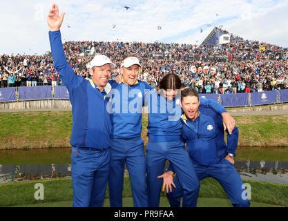 Team Europe (sinistra-destra) Paolo Casey, Ian Poulter, Tommy Fleetwood e Justin Rose celebrare dopo i singoli di corrispondere il giorno tre della Ryder Cup presso Le Golf National, Saint-Quentin-en-Yvelines, Parigi. Foto Stock