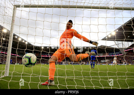 Cardiff City portiere Neil Etheridge calci la palla in frustrazione dopo Burnley's Sam Vokes (non in foto) punteggi al suo fianco il secondo obiettivo del gioco durante il match di Premier League al Cardiff City Stadium. Foto Stock