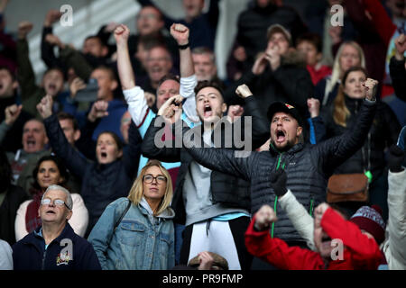 Burnley ventole celebrare in stand durante il match di Premier League al Cardiff City Stadium. Foto Stock