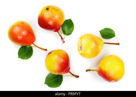 Ripe rosso giallo pera frutti con foglie isolati su sfondo bianco. Vista dall'alto. Piatto modello di laici Foto Stock