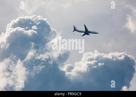 CHARLOTTE, NC (USA) - 29 Settembre 2018: Un American Airlines jet commerciali consentono di spostarsi tra le nuvole di tempesta che si avvicina un aeroporto. Foto Stock