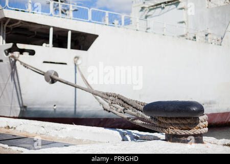La nave è ormeggiata in un dock scaletta catena corda Foto Stock
